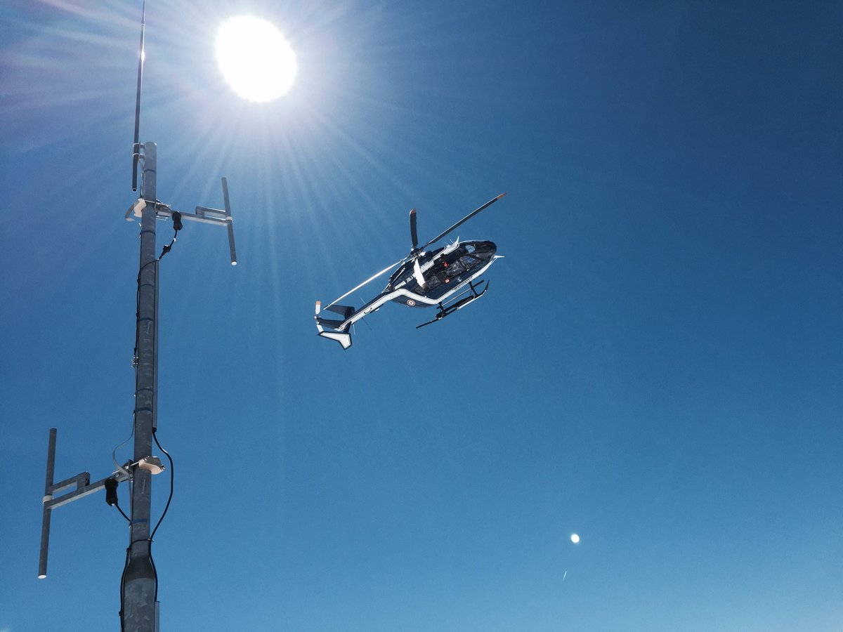 F4CZX's tweet photo. Souvenir d’un dépannage dans les Écrins l’an dernier. Le pylône est droit, c’est le #Choucas05 qui penche (un peu) ! #H145 #pghm #sysoco #arsoe https://t.co/CEjFbQOiuK