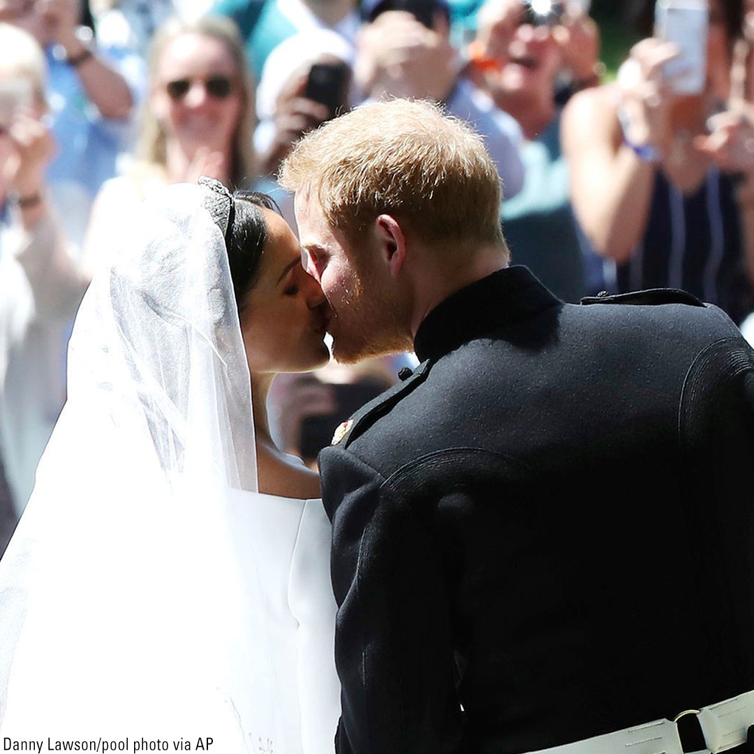 ขบวนรถม้าของดยุคและดัชเชสแห่งซัสเซกส์เคลื่อนไปตามถนนในวินเซอร์ เพื่อทักทายประชาชน ก่อนจะเข้าสู่ถนนลองวอล์คเพื่อมุ่งหน้าสู่พระราชวังวินเซอร์ #RoyalWedding
