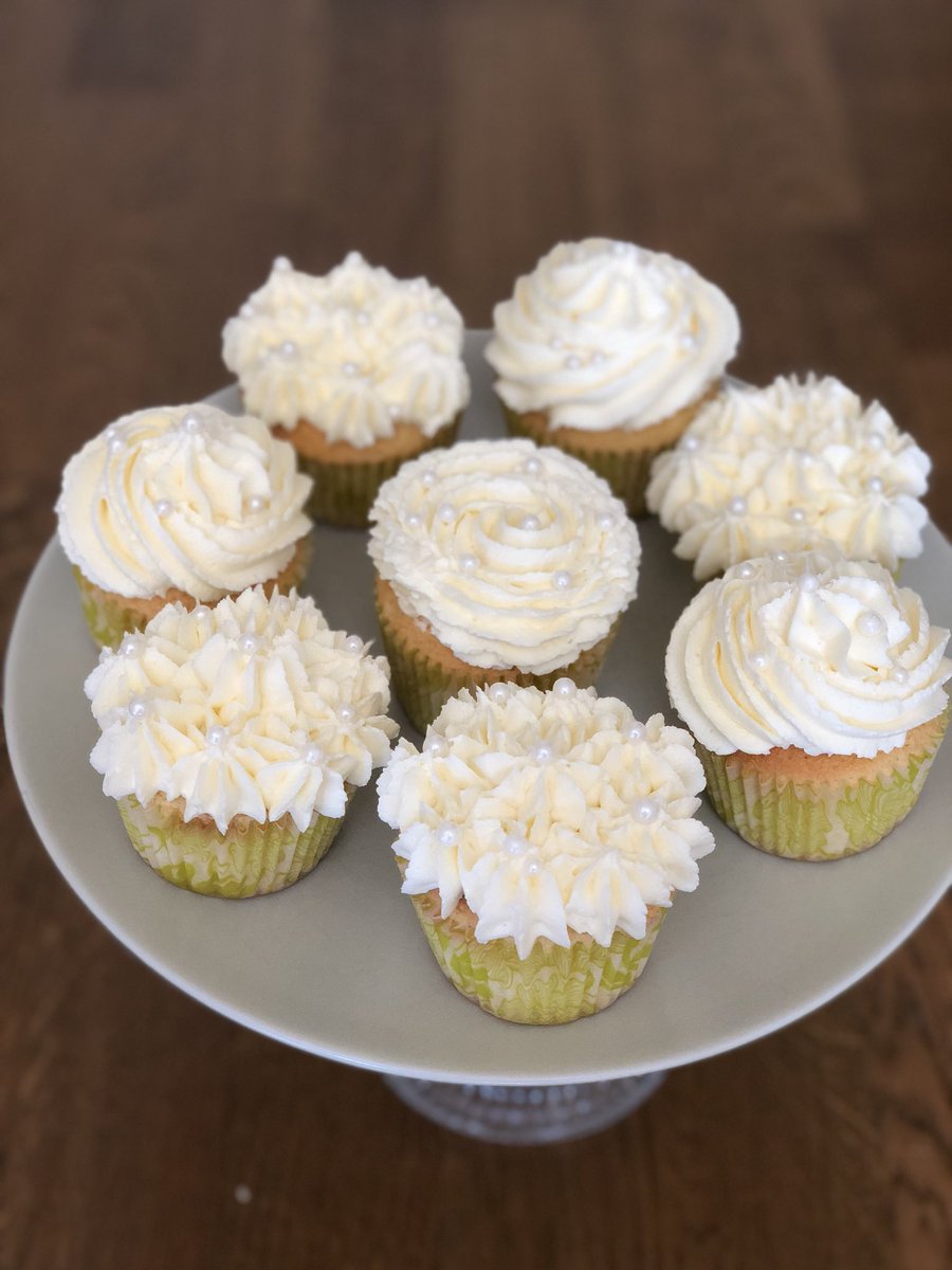 fatrabbitbakery's tweet photo. The rabbits have been busy whipping up a few #RoyalWedding inspired lemon &amp; elderflower cakes! Congratulations #HarryandMeghan 🤴🏻👸🏻 https://t.co/sRp5dzcee9