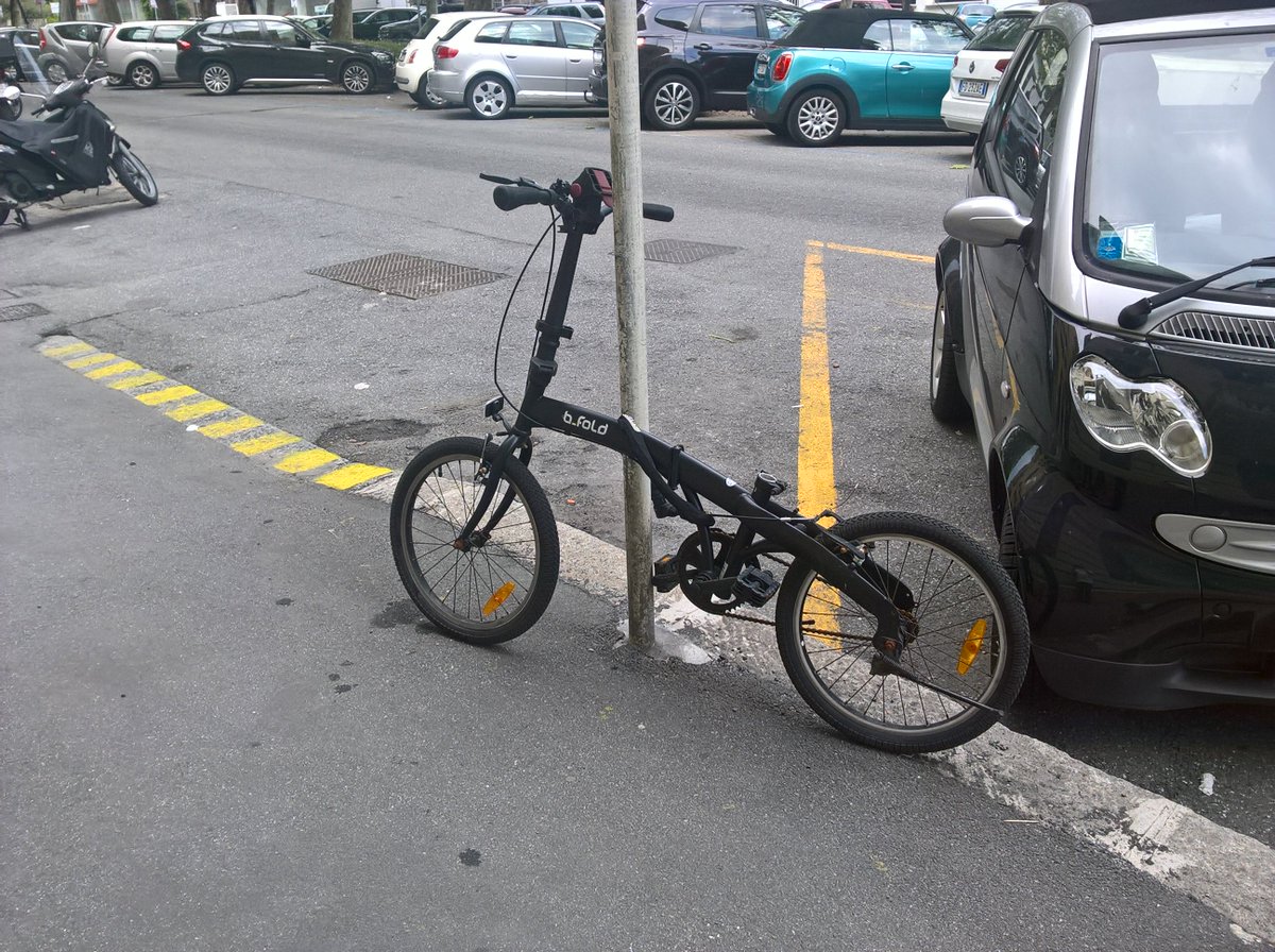 APITTIMA1's tweet photo. #genova,la città è piena di biciclette abbandonate legate in ogni palo.Perché nessuno le toglie dai coglioni dei cittadini? https://t.co/RCQtMyqIrg