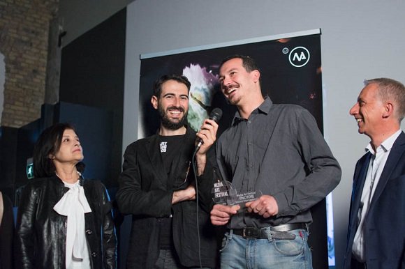 #RomaMAF Ecco i vincitori della quarta edizione <a href="/RomaMAF18/">Media Art Festival</a> premiati al <a href="/Museo_MAXXI/">MAXXI</a> mondodigitale.org/it/news/maf-pr…
Premiazione con <a href="/MirtaMichilli/">Mirta Michilli</a> <a href="/AlfonsoHMolina/">Alfonso Molina</a> @ValentinoCatric <a href="/EpsonItalia/">Epson Italia</a>