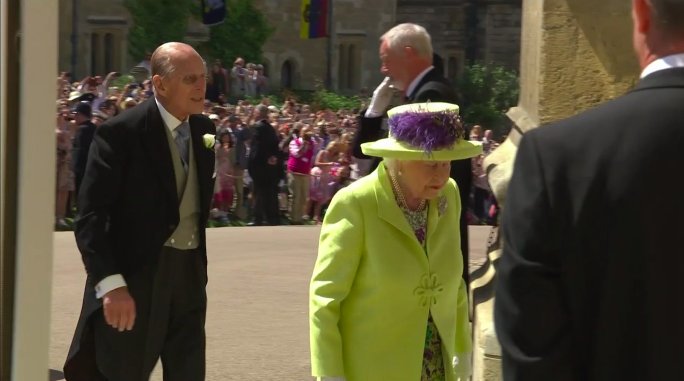 JOE_co_uk's tweet image. Look, if The Queen didn't want this to happen then maybe she shouldn't have come to the #RoyalWedding dressed as a green screen