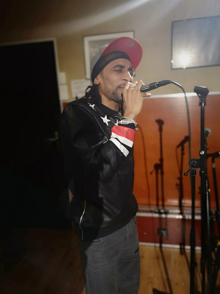 Apollojofficiel's tweet photo. 🔥Toujours plus de projets pour partager le meilleur avec vous ! :)
Big up aux amis d' #IGS (International Groove Syndicate) pour cette invitation... On vous en dit plus très prochainement... 💪💪💪
#ApolloJ #Reggae #Dancehall #Music #ReggaeMusic #Studio #Astist #Paris #Guinée https://t.co/LCnCMOcjJe