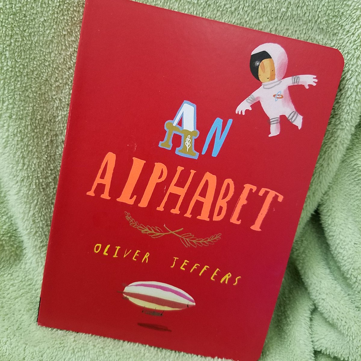 HannahsTreasure's tweet photo. Books like "An Alphabet" by Oliver Jeffers teach letters and names with colorful pictures! It's a great way to share special time with your child. #diapertimetalktime @penguinkids @diapernetwork @2SmallToFail #literacy #earlylearning #booklove @OliverJeffers https://t.co/VKxrlxMDES