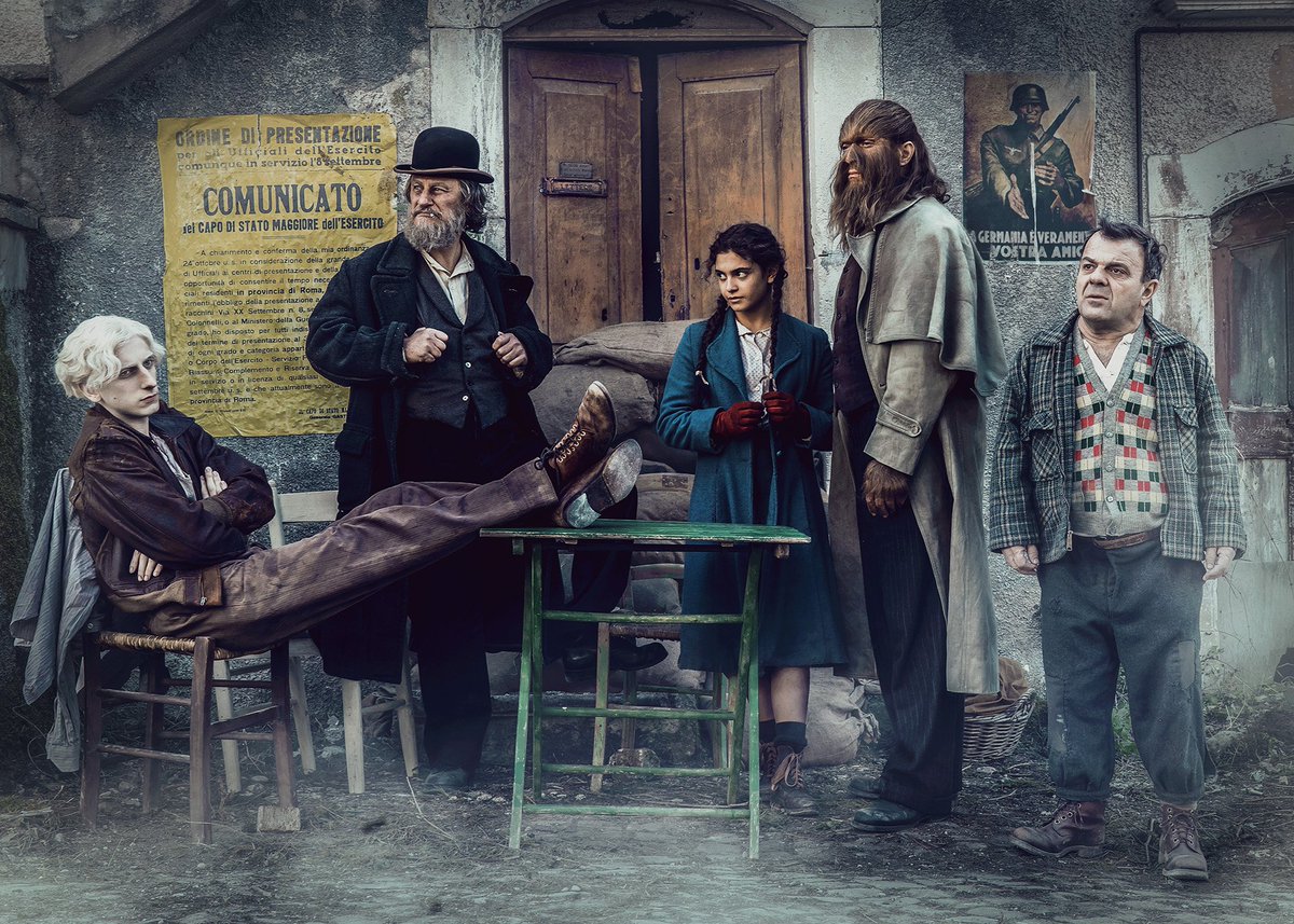Medusone's tweet photo. La prima foto ufficiale del nuovo film di @TheOriginalGabs con @ClaudSantamaria Pietro Castellitto Giorgio Tirabassi Aurora Giovinazzo e Giancarlo Martini. Ph. Antonello&amp;Montesi e post di @BigJellyFishArt https://t.co/M2seD2enaf