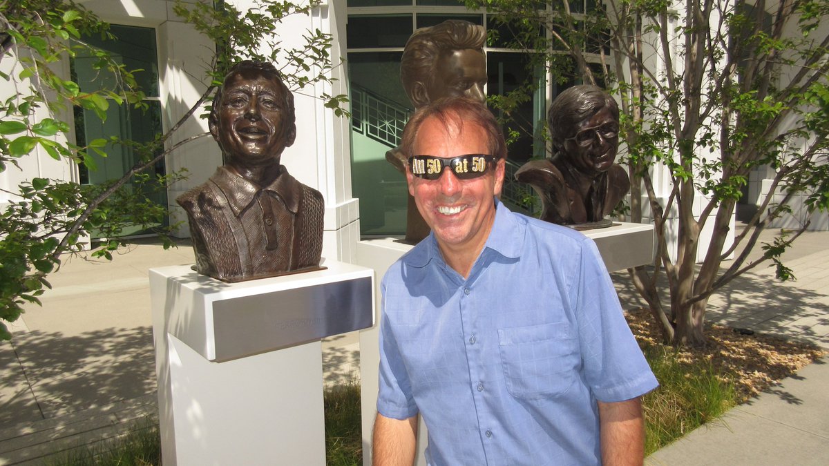 Phlash_Phelps's tweet image. 5/18 Anniversary of the birth of Perry Como.  Here with his bust in North Hollywood, Caliphornia