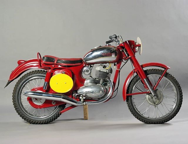 It's Beautiful, isn't it? 
More photos on - ift.tt/2InQtlA | #Jawa | #JawaMotorcycles #JawaCZMotorcycles.com | #MadeInCzechoslovakia| #2Stroke | #Chrome | #Biker | #Motorcycles | #JawaCZ | #Yezdi | #Retro | #Vintage | #VintageStyle | #caferacer… ift.tt/2rUvkFb