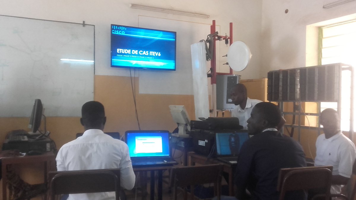 EmmanuelBama's tweet photo. Nos eleves ingénieurs réseaux #Telecom en plein demo sur etude de cas #ITE V6.
#ESCT #PoleTech #Bamako #Mali https://t.co/J9BMUic8r9