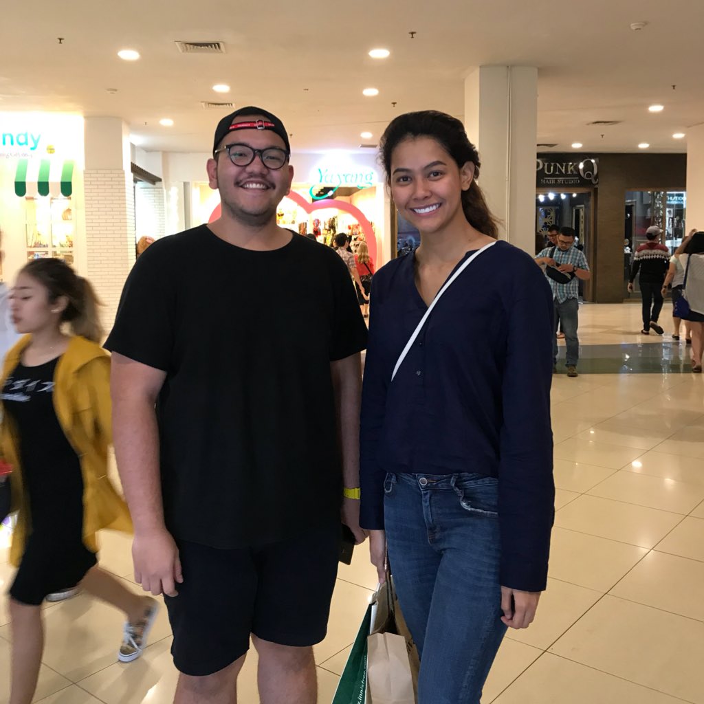 Lagi di Gading sama @rizkydilaga lalu tiba-tiba dia heboh karena ada Bunga. Ekinya minta foto, guenya numpang padahal ngga ngerti juga 😂

Bunga: Duh aku ngga make up gini.
Benja: Tetep cantik kok, aku jg lagi gapake make up.

YA NGAPAIN GUA NGOMONG GT SIH 😂🤣