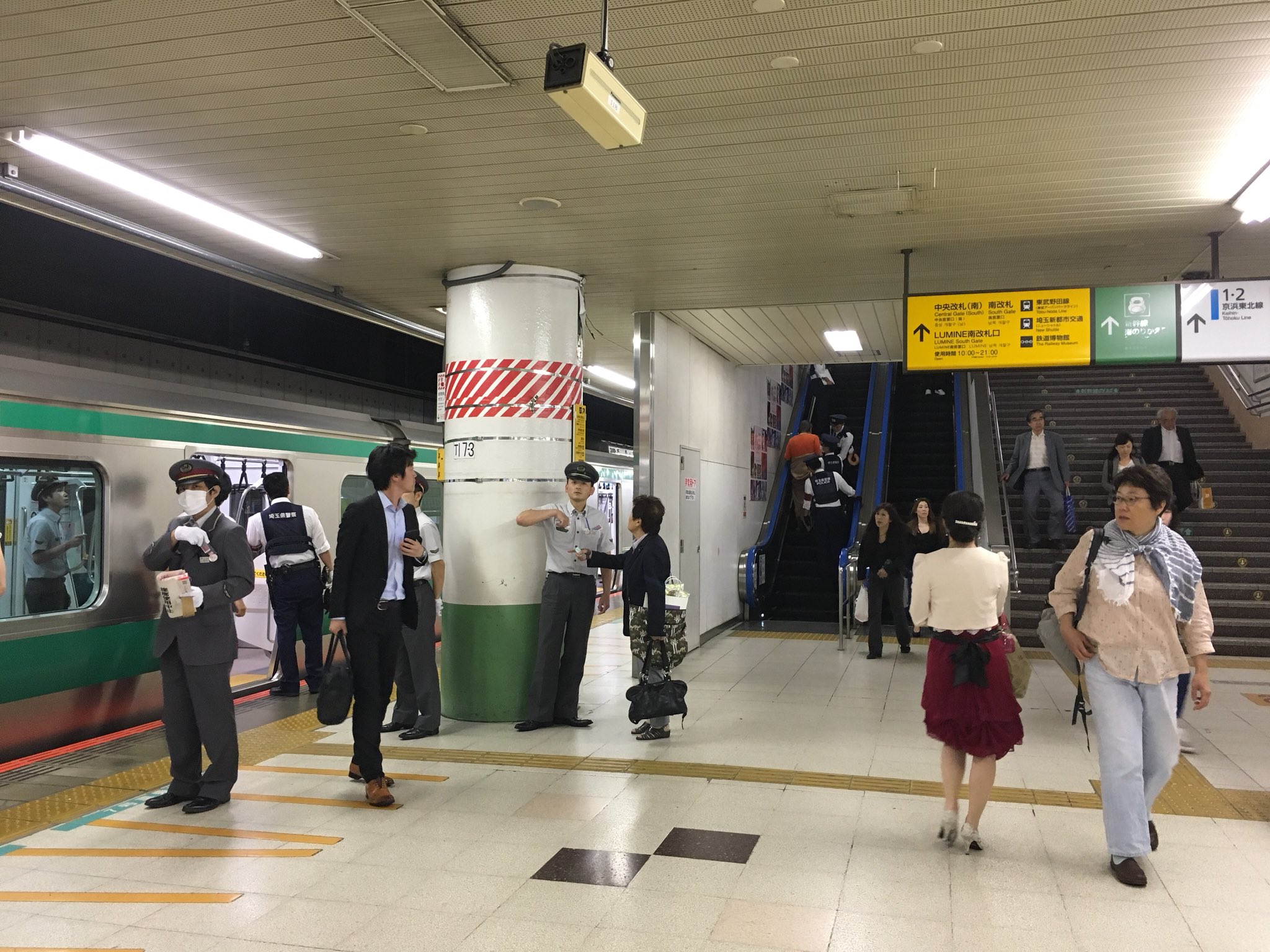 駅露出 大宮駅にて下半身露出で脱糞騒ぎ / X