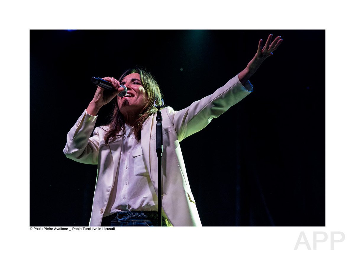 pietro_avallone's tweet photo. #PaolaTurci #livemusic in #Licusati: grande cantautrice, interprete e musicista, #donna affascinante e carismatica, fisico da #Topmodel ...e quel modo di stare sul #palco che ricorda molto #PattiSmith! Spettacolare @paolaturci https://t.co/64MZ9t7GSb