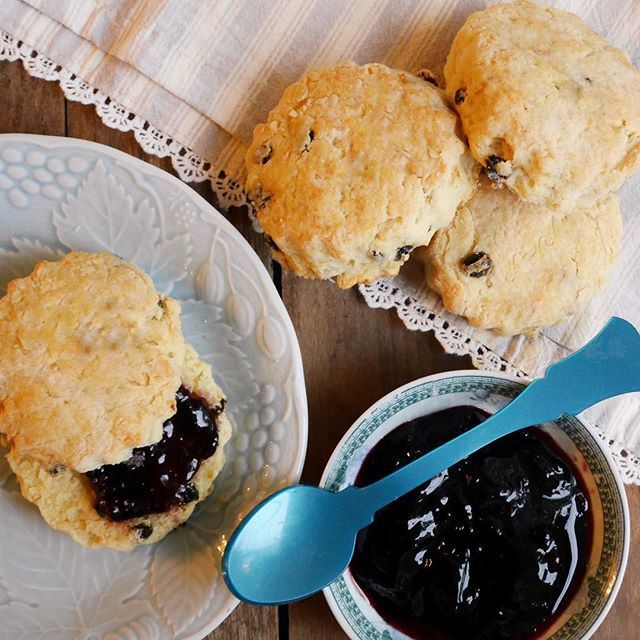 kokocooks's tweet photo. Channeled my inner Brit and made scones while watching the royal wedding. #breakfast https://t.co/qaA0yn3W2E https://t.co/TbzZa5Vovg
