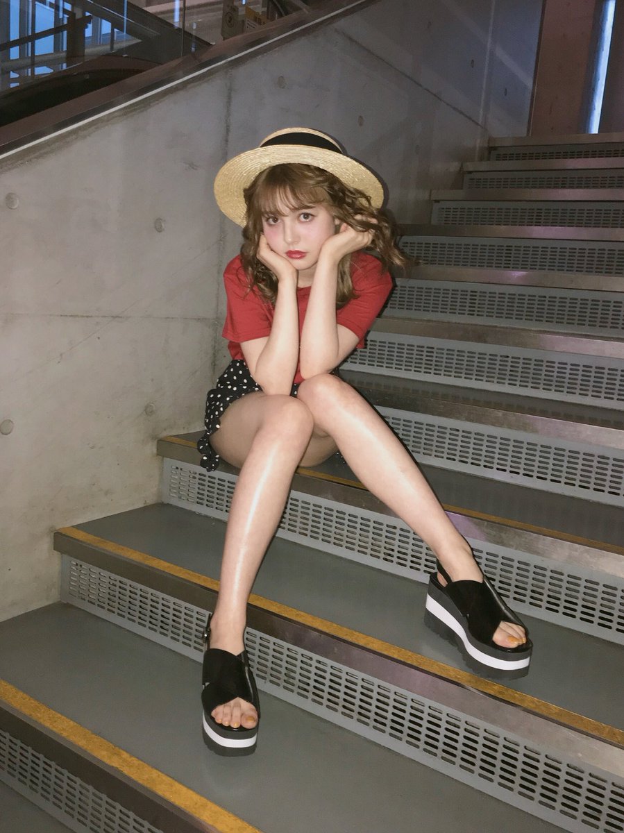 加藤ナナ かとちゃん ガールズアワード ありがとうございました 1つ目のステージは Evelyn さんを歩かせてもらいました