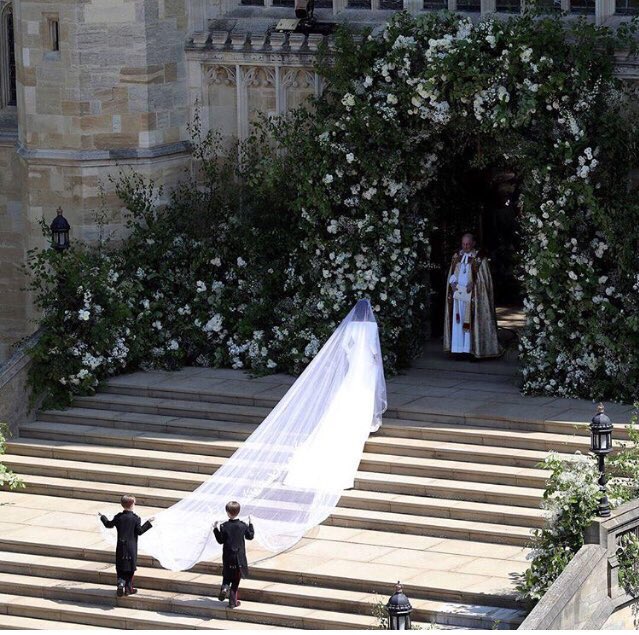 safouzou's tweet photo. #Royalty in the simplest way! La #classe de la classe #wow #LoveWins #RoyalWedding2018 #longveil #naturalbeauty #Givenchy https://t.co/BSC7PMV6nl