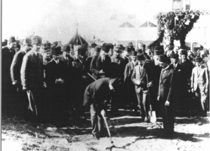 ResimliHafiza's tweet photo. 1924 – Cumhurbaşkanı Mustafa Kemal Atatürk #19Mayıs1919'dan 5 yıl sonra Kurtuluş Savaşımızın yürüyüşünün başladığı yerde, demiryolu hamlesinin ilk ayağı Samsun–Çarşamba demiryolunun ilk kazmasını vuruyor.Cumhuriyetin ilk demiryolu hattı bugün,kaderine terk edilmiştir. https://t.co/byl8DyGuHx