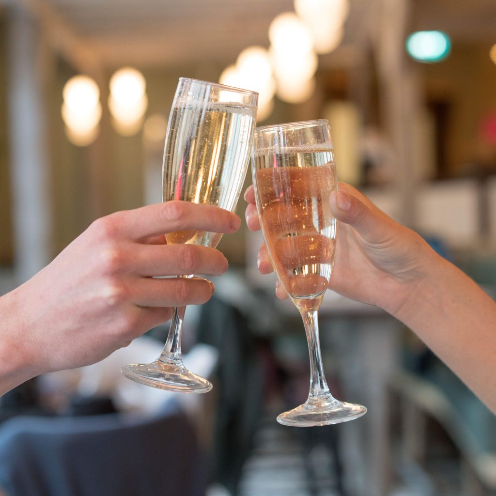 👑👑 Royal Wedding Day 👑👑

Why not celebrate the Royal Wedding and #SparkleLikeMarkle with a glass of Prosecco for only £5.05!!

#DailyDeals #Prosecco #WeddingDay #RoyalWedding