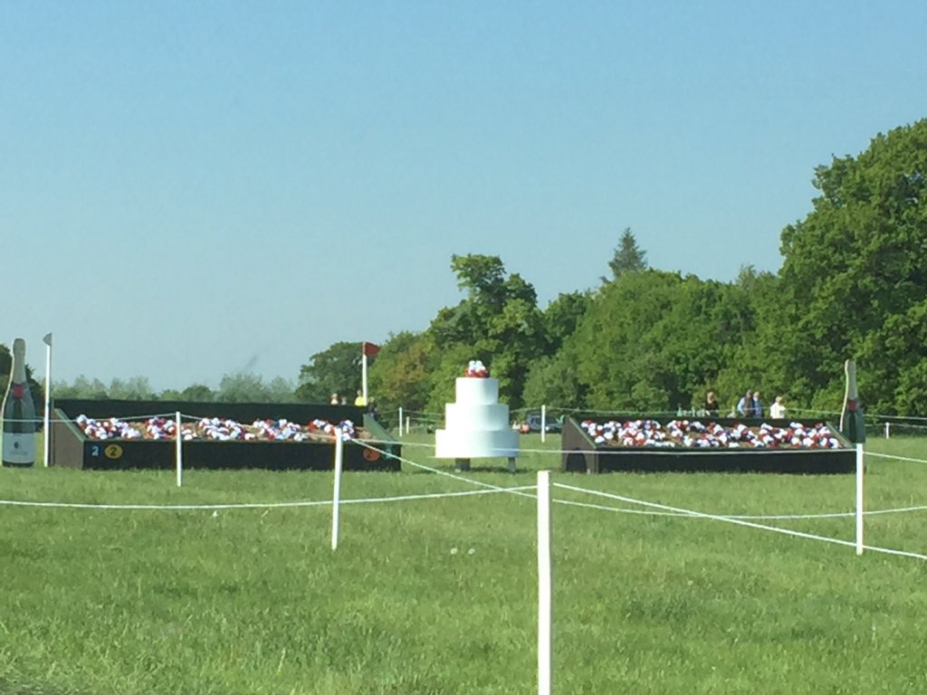 e_Venting's tweet image. A very nice touch at Fence 1 on Royal Wedding Day! #RockHT
