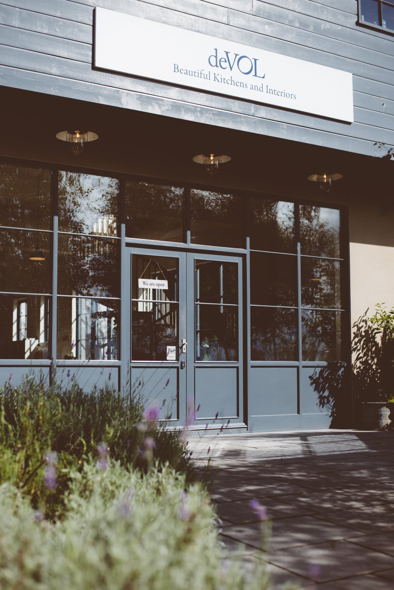 deVOLKitchens's tweet image. All three of our showrooms are open today so do pop in if you&apos;re passing or if you have any questions on your kitchen project, we&apos;re more than happy to help! #KitchenHelp #Weekend