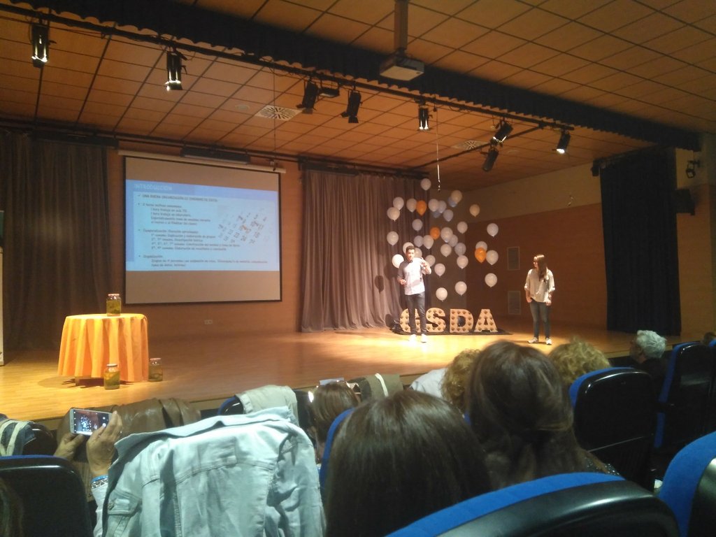 ferrosae's tweet photo. #innomeetingeducacion.Ivån de Francisco nos enseña un proyecto de ciencias.Enhorabuena https://t.co/B7VosvEadJ