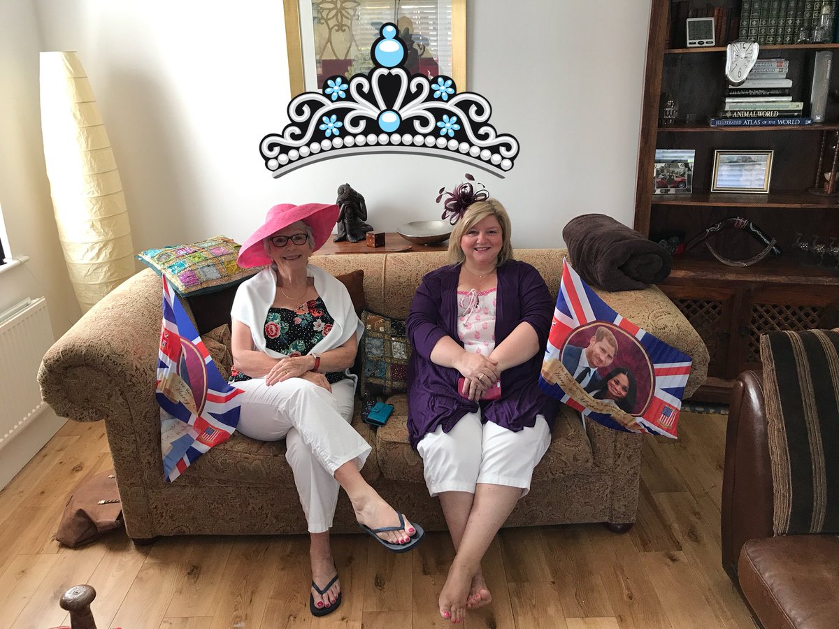 StuartBeesley's tweet image. #RoyalWedding mania hits sofas in #NapsburyPark @SamBeesley &amp;amp; Jen Taylor