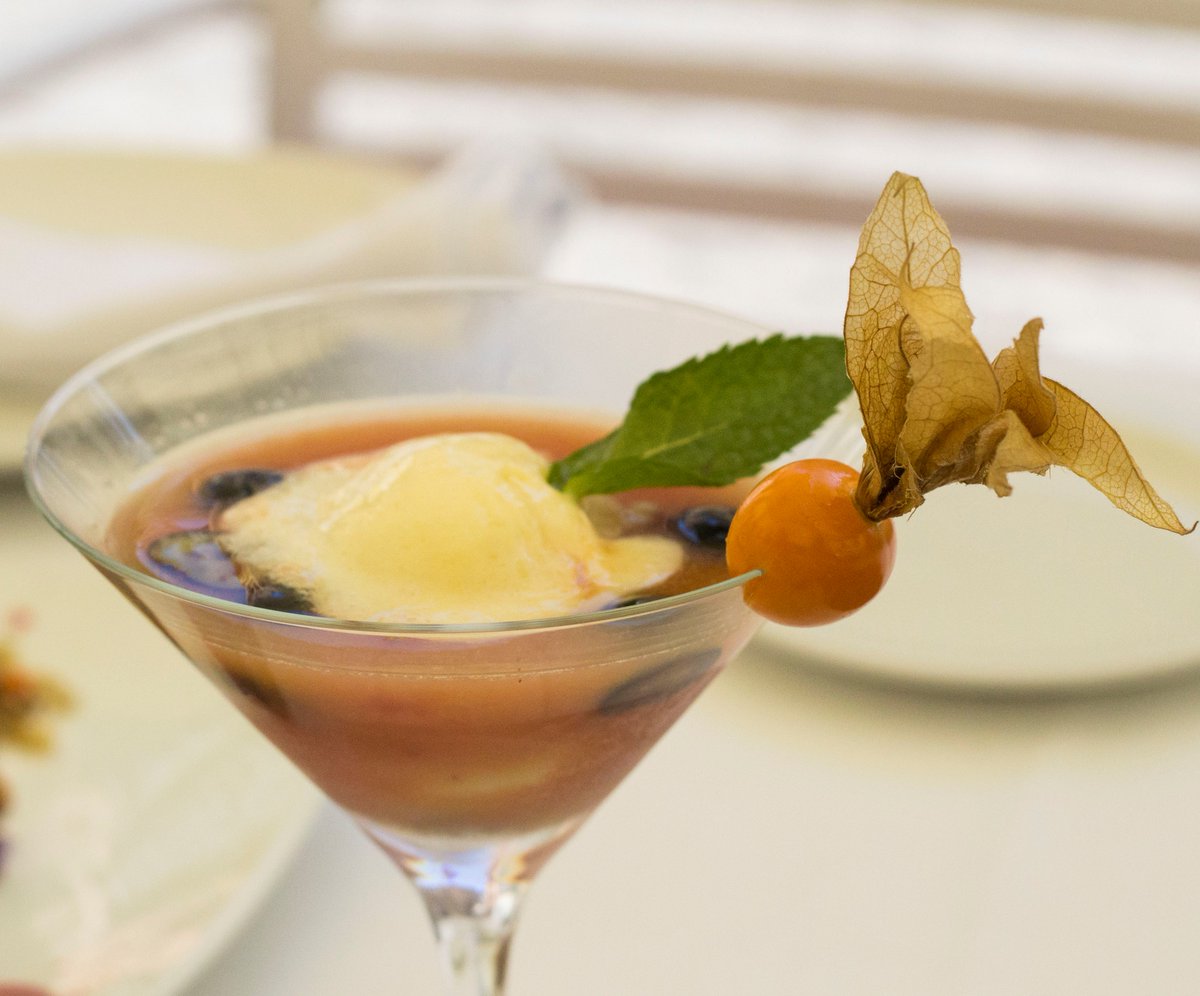 Fin de semana, ese momento perfecto para disfrutar de un momento distendido con tu gente. Os esperamos en #ElOchoyMedio. ¡A vuestra salud! 🍹🍸 #tardeo #cocktail