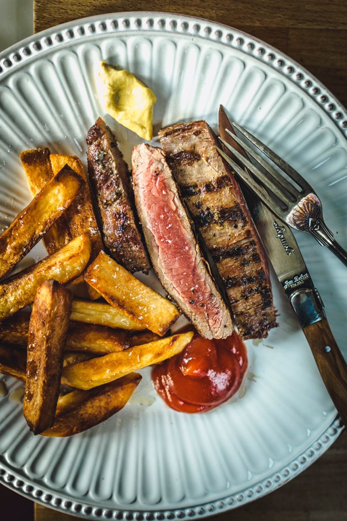 NickMrnhook's tweet photo. Pre birthday steak? Of course!! Last nights Skirt Steak from the always awesome @butchersatdarts 👍🏻 with my incredible @harrycornwall ❤️ #steakNchips cooked hotNfast over crazy hot #ExeterCharcoal feat #marispipers from @DartsFarm https://t.co/kVibIK7p7p