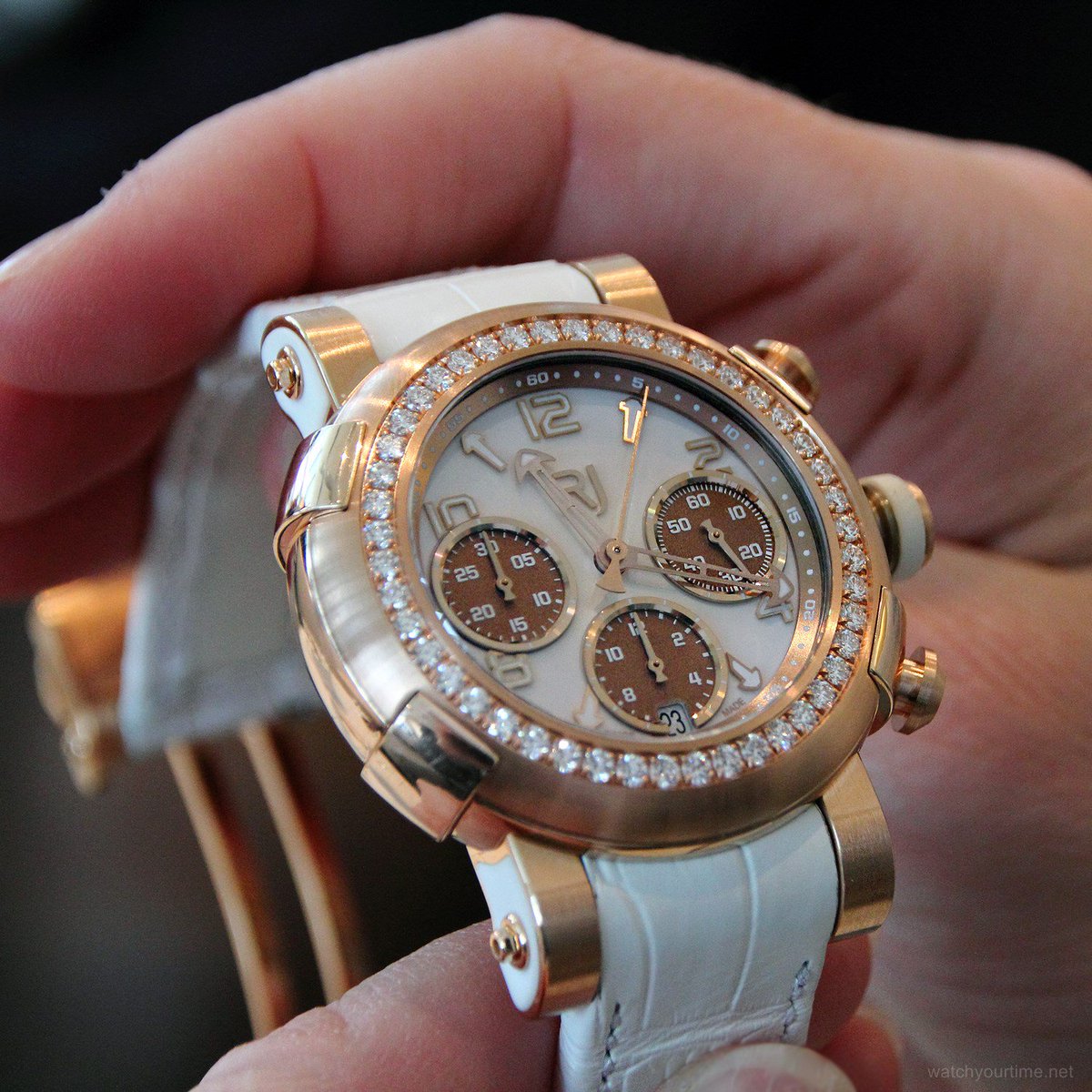 .@RJXJUSTRAW Arraw Chronograph 42 Gold White Diamonds

#RJ #JustRaw #Arraw #RJwatches #chronograph #baselworld2018 #baselworld #swissmade #watchoftheday #luxurywatch #lifestyle #timepiece #watchdaily #horology