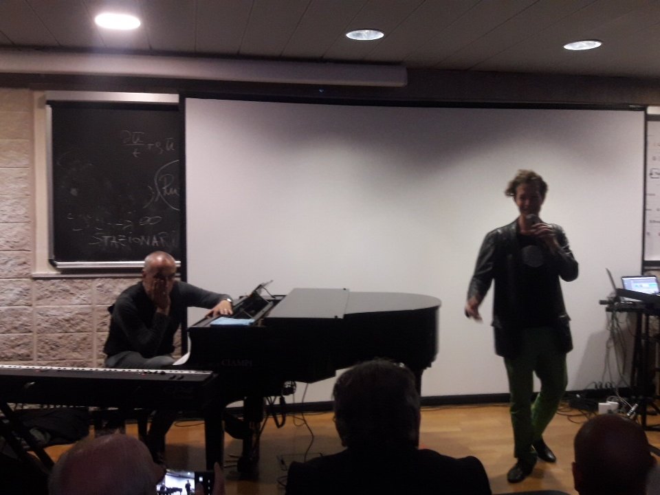 ninjamarketing's tweet image. Danilo Rea e Alex Braga Bach e intelligenza artificiale Now @DataDrivenInnov @UnivRoma3 #Datadriven2018 #DDI2028 aula pienissima @daniloreapress