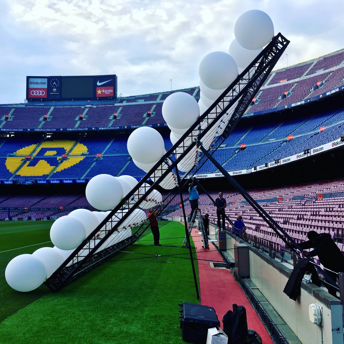 Hoy toca Camp Nou! Light show en el cesped. <a href="/Mid_Bcn/">MID</a> <a href="/PlaymodesStudio/">Playmodes Studio</a> 

youtu.be/VCLN6H34TAo

#iniesta #ballons #fcb #fcbarcelona #suspes #globos #barça #campnou #leds #rgb #pixel #pixelmapping #lowres #remotecontrol #radiofrecuencia #maxmsp #electronics #diy #barcelona