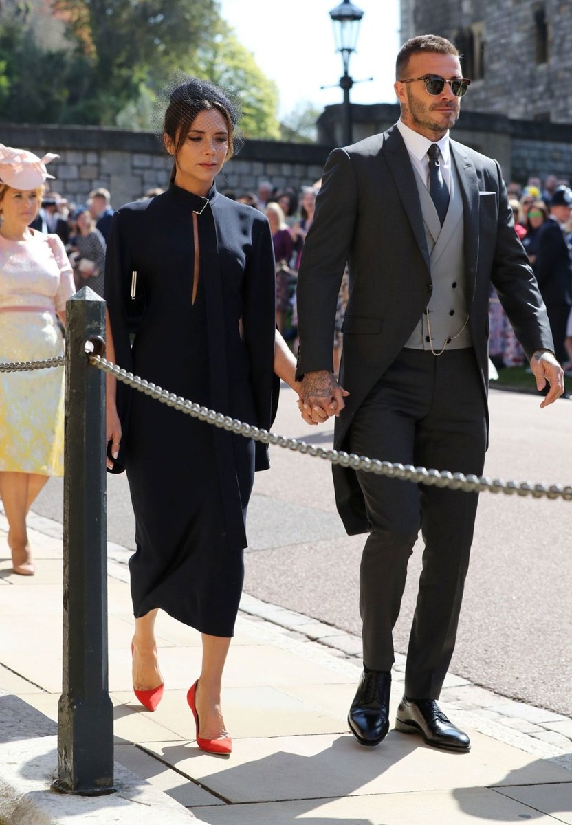 MarioManca's tweet photo. Vicky, hai l'uomo più affascinante del globo terracqueo al tuo fianco eppure sembra che stai andando al funerale di Geri Halliwell.
#RoyalWedding https://t.co/vxaEd3O4DP