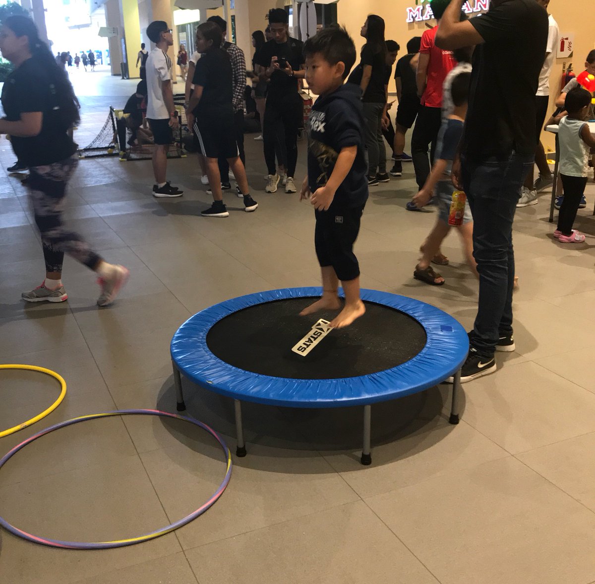 TheMadRaChatter's tweet photo. #fmsnewsapr18 Kids are starting to ditch their footware for more intense game playing. Talk about a kampong spirit! https://t.co/bu0P6yHnEb