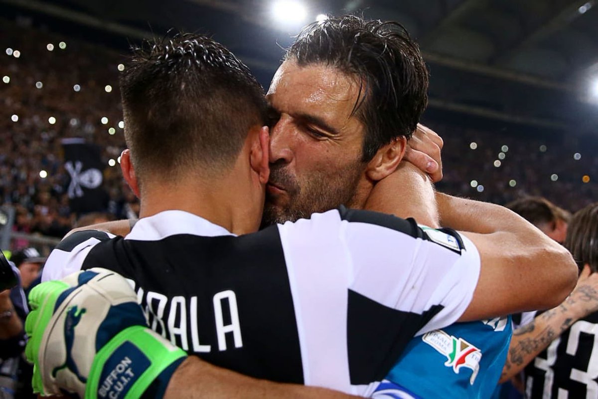 PauDybala_JR's tweet photo. 100 partite insieme,1.040 giorni, sorrisi, lacrime,abbracci.Mi hai insegnato tanto, sei stato il capitano dei miei successi.Ti auguro il futuro più felice, mio capitano.Mi mancherai @gianluigibuffon adesso divertiamoci ancora insieme!
1️⃣👐⚽️
#UN1CO #Buffon #legend #juventus https://t.co/CvmpiCY7eg