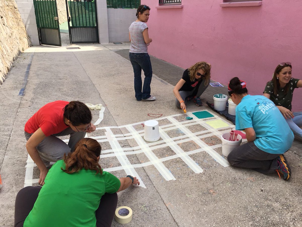 ampabenalbin's tweet photo. Aquí estamos, pintando los patios de los más peques del colegio. Los papis del @ampabenalbin dándolo todo en este sábado por la mañana. https://t.co/CB8oP8U7mp