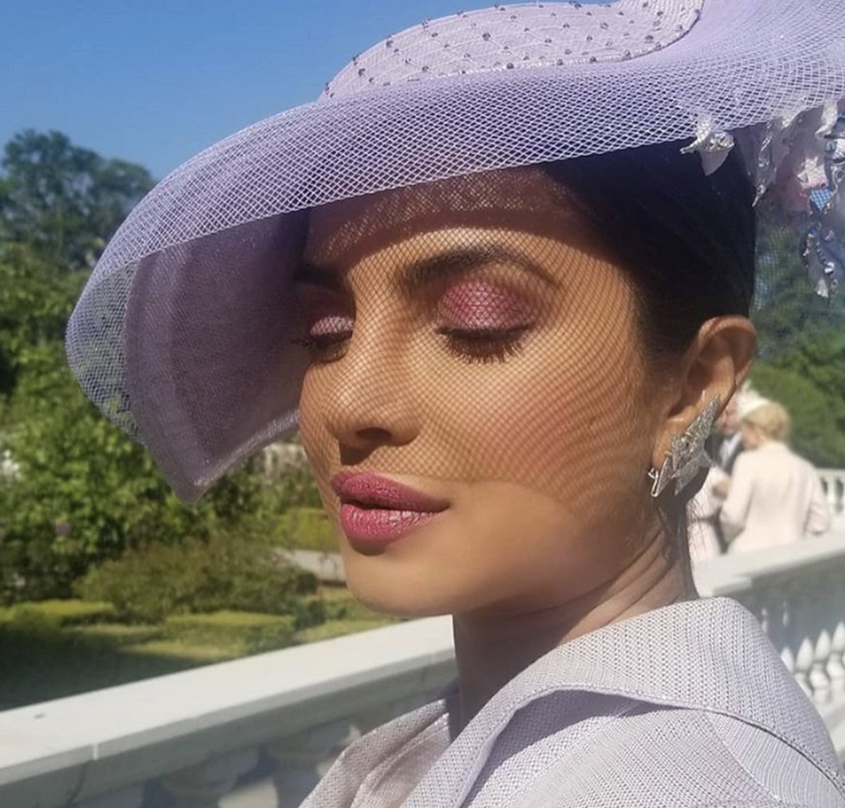 <a href="/priyankachopra/">PRIYANKA</a>'s pink beauty look has to be one of our faves so far! #royalwedding 📷: <a href="/PatiDubroff/">pati dubroff</a>