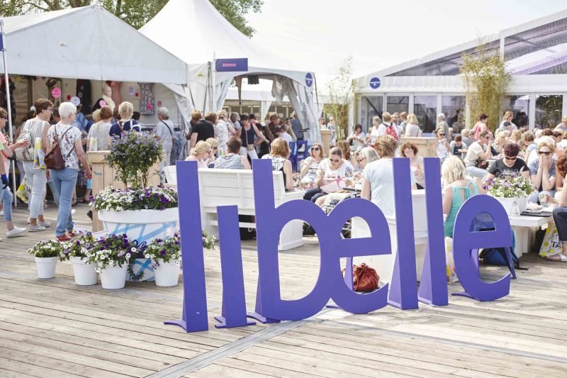 alzheimernl's tweet photo. #Uittip - Komende week zijn we bij de #LibelleZomerweek. Kom bij ons langs voor een gratis vergeet-me-niet-speldje of maak een onvergetelijke herinnering in ons speciale fotohokje: https://t.co/zBTVDODmPP @LibelleZomerwk #onvergetelijkezomerweek https://t.co/KPnL5jcaY9