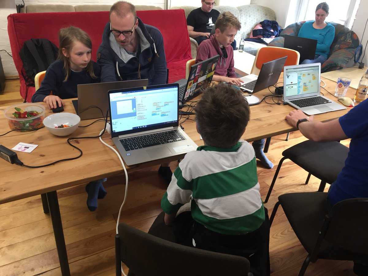 CoderDojoBS's tweet image. Heute wieder #coderdojo in #Braunschweig im @Stratum0 👍 #programmieren #3dDruck #microbit