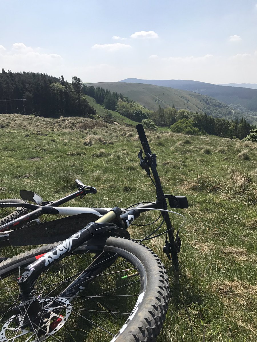 stevehigh4's tweet photo. Can think of worse places to have lunch #PeakDistrict #mtbexplore #aatr #cycling #missingroyalwedding https://t.co/7zGv25c9Om
