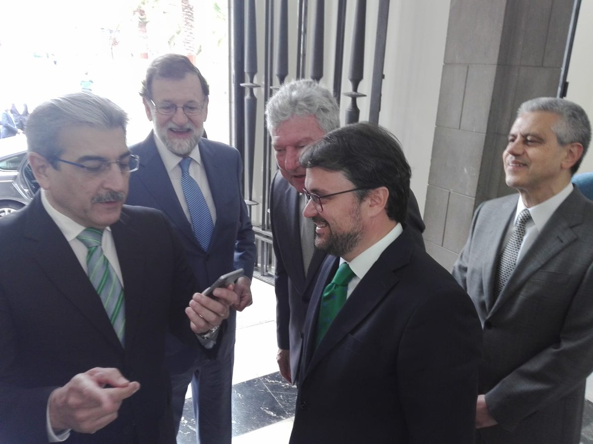 NuevaCanariasBC's tweet photo. En unos minutos, @RomanRodWeb, @PedroQuevedoIt, @CarmenHdezNC y Fermín Delgado, por @Nueva_Canarias, rubrican con @marianorajoy el acuerdo presupuestario de 2018 en la Delegación del Gobierno en Las Palmas de Gran Canaria. #PGE2018 #CanariasconFuturo https://t.co/eND1wAhI3m