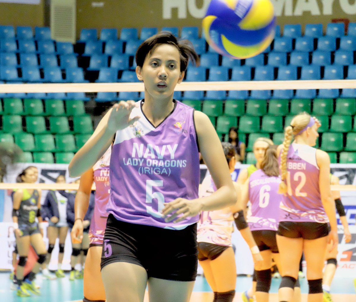 PVLOnTour's tweet photo. Former Lady Falcon, Janet Serafica, gets ready to serve the ball in their showdown with the Lady Oragons. #PVLOnTourBatangas #PVLOnTour #PVLReinforcedConference #PVLonABSCBN https://t.co/ZKpXfMvsUo