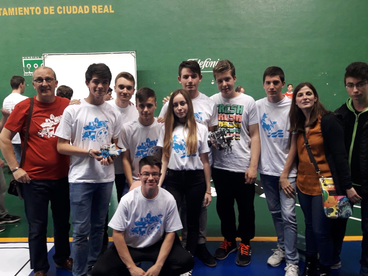 Los del Hernán CAMPEONES.  Los alumnos de 1º de Bachillerato de Tecnología Industrial han quedado los primeros en la competición de  ROBOTS RASTREADORES. #IESHERNAN <a href="/educajccm/">Educación C-LM</a>  bit.ly/2rTxEwj