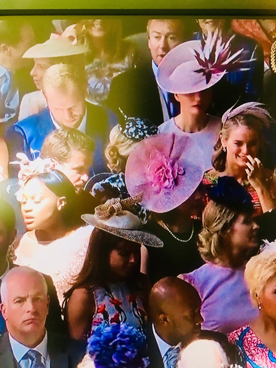 O Xrhsths しゆ Sto Twitter 今tvでイギリスのハリー王子 メーガンの結婚式の中継がやってるけど 帽子に興味がある人は絶対に見た方がいいよ