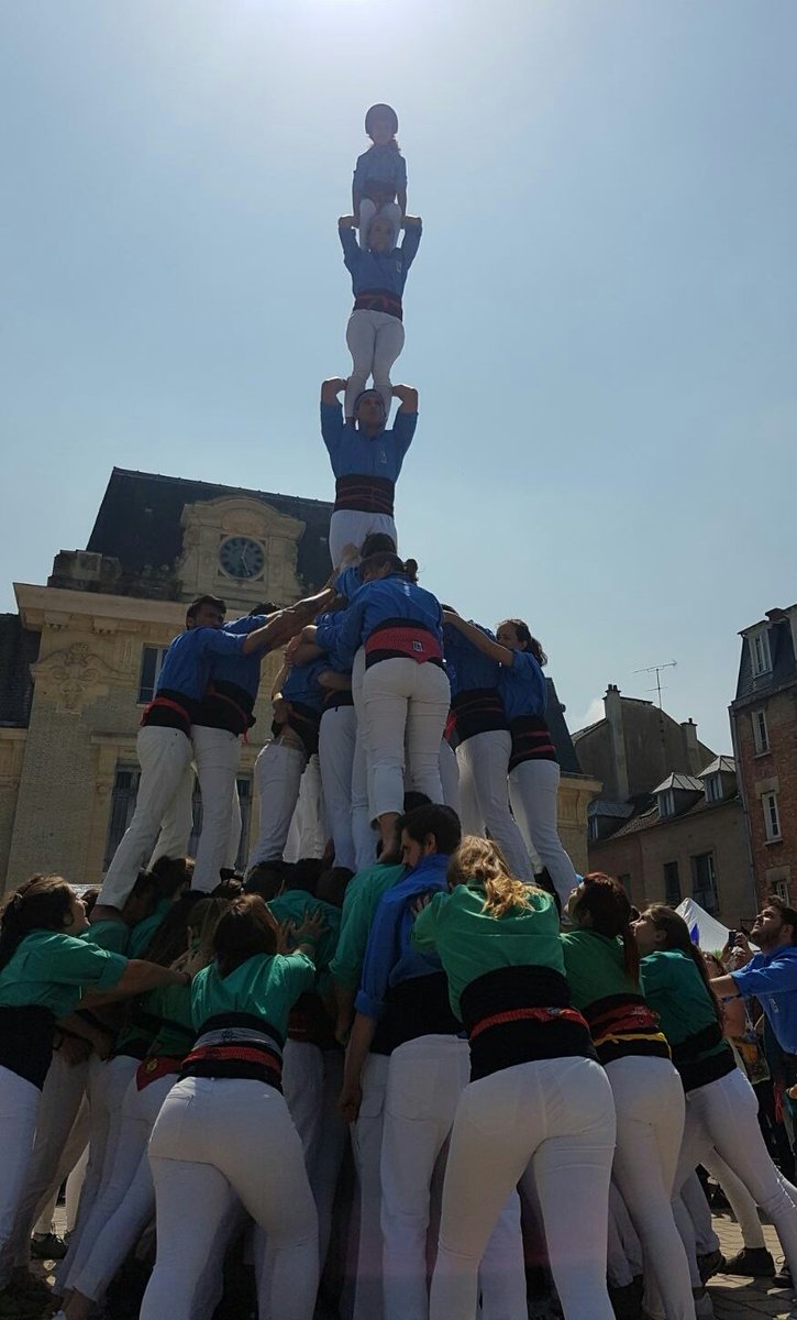 Eva_Doya's tweet photo. El més impressionant d'aquest cap de setmana: els @Geperuts descarreguen el seu primer pilar amb folre a la #fêtedelEurope de @StGermainLaye!! 💙 Enhorabona!! #orgullgeperut #ensembleplushaut https://t.co/QZcpFya2SP