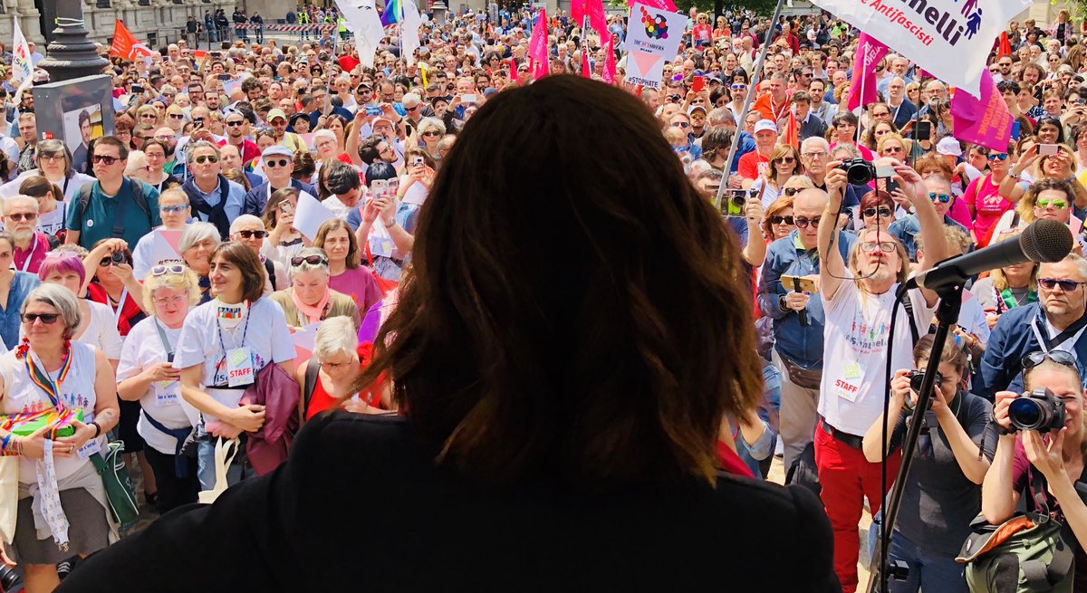 Sono qui con <a href="/isentinelli/">@isentinellidimilano</a> a #Milano per rinnovare la mia amicizia e la mia vicinanza a Luca Paladini che è stato preso di mira dall’intolleranza fascista e omofoba. Non li lasceremo mai soli! #StopHate