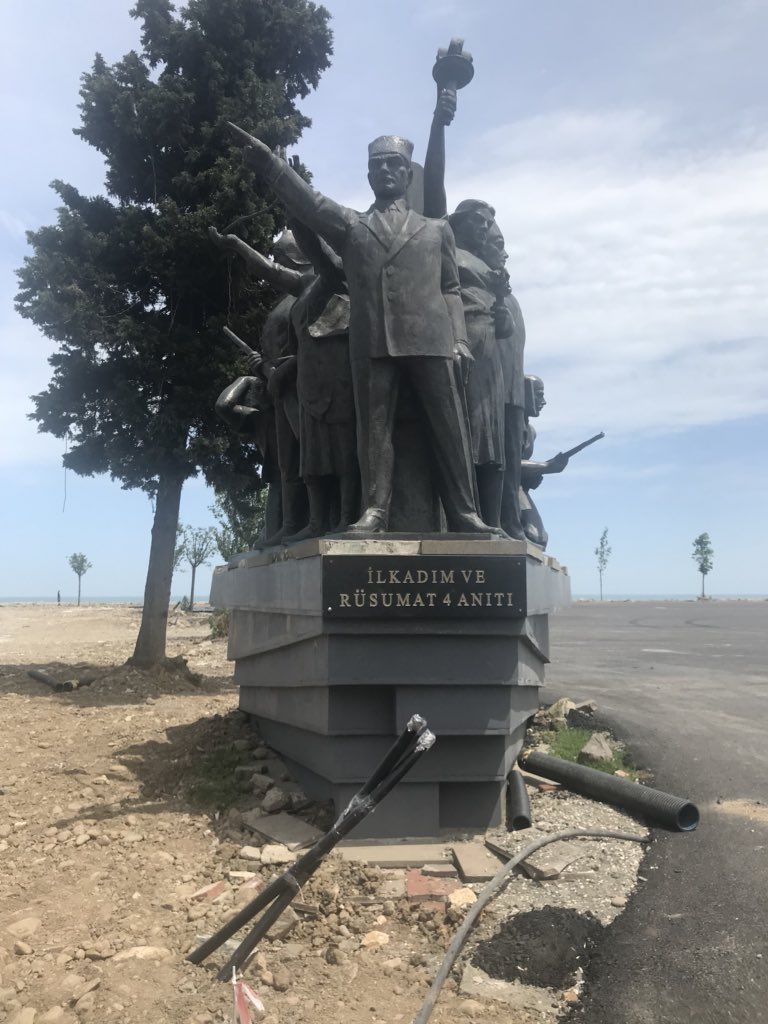orduluplatform's tweet photo. 19 mayısı Sahile asfalt döken hafriyat kamyonlarıyla kutladık!
Atatürk’ü karşılamaya gelen Ordulular ve cephane gemisi Rüsumat 4’ü temsil eden Ordu ilk Adım Anıtına büyük saygısızlık! 
Proje: 484 araçlık Otopark yapımı @OrduBBld https://t.co/vtDChBc0ge