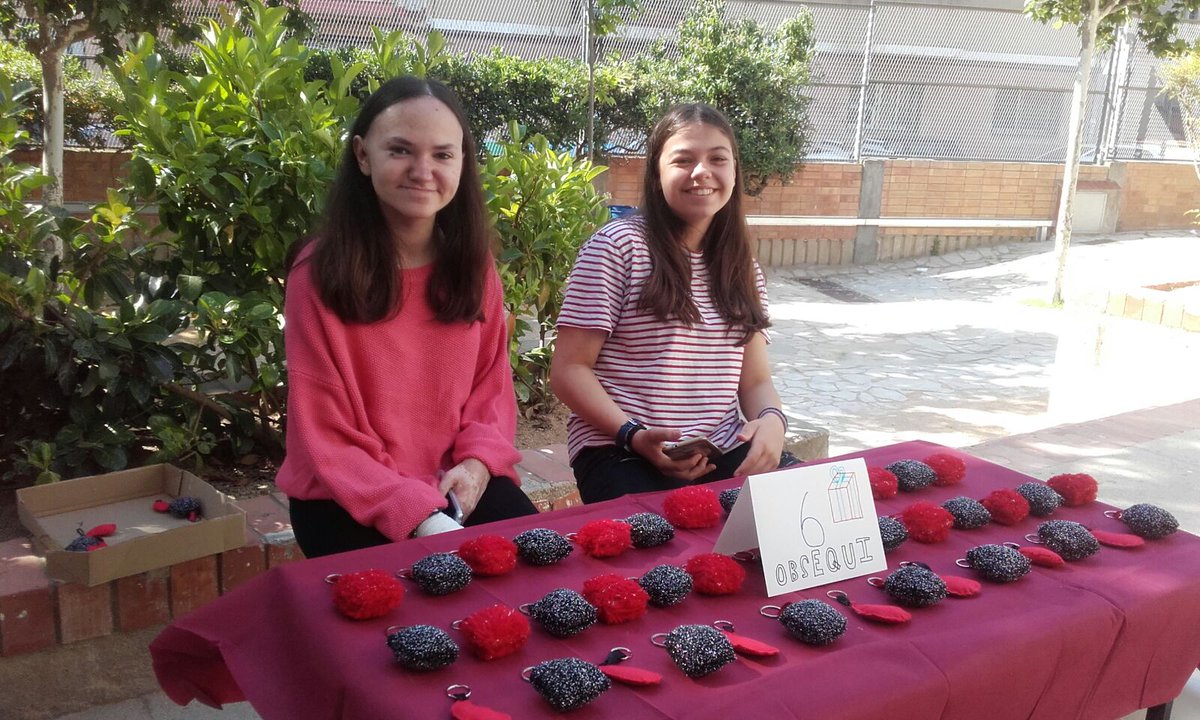 donarsang's tweet photo. Fins les 14h i des de les 16h a les 20h aquesta tarda seguim a l'@escolagem de #Mataró ajudant a salvar vides. Feu-nos una visita!! 😄 https://t.co/R82ZlIjT9M