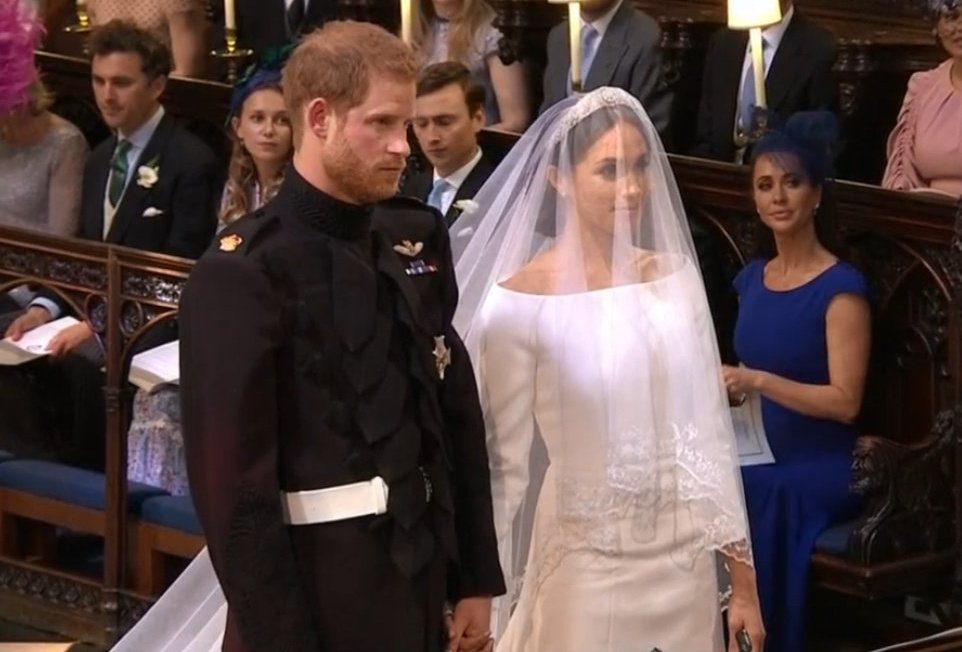 vctrkmng's tweet photo. "Meghan awalnya mau pake Ana Avantie tapi karna Harry nda suka payet akhirnya Meghan memilih jait gaun di langganan biasa. Di Pasar Baru. Harry juga milih pake seragam katanya biar uang jasnya bisa dipake buat nraktir temen-temen." ujar sahabat dekat kedua mempelai. https://t.co/NcaTsAJapl