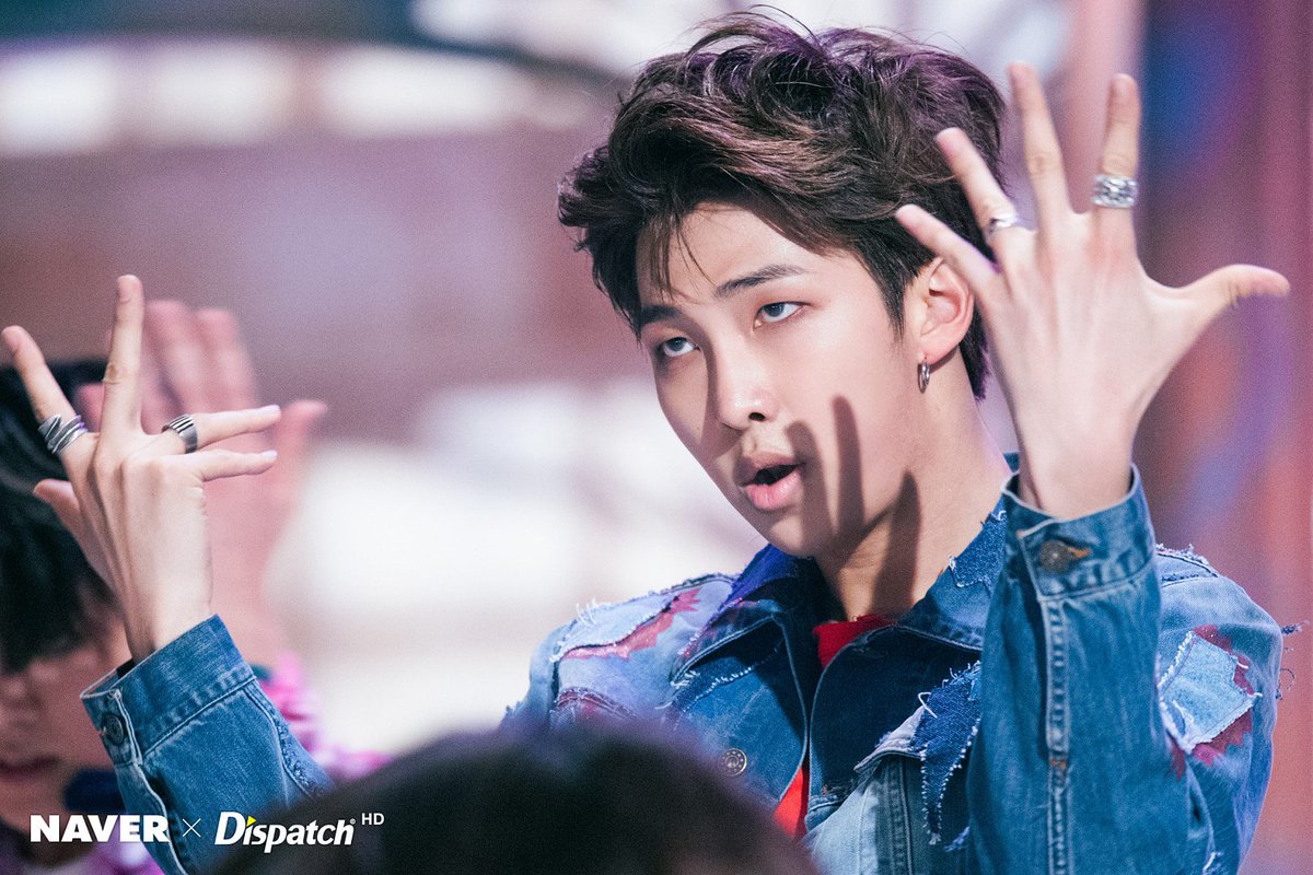 BTS_Spain's tweet photo. 📷 [FOTOS] Naver X Dispatch ━ En el set de grabación de “FAKE LOVE”

© Naver https://t.co/KpP3kIhtSs