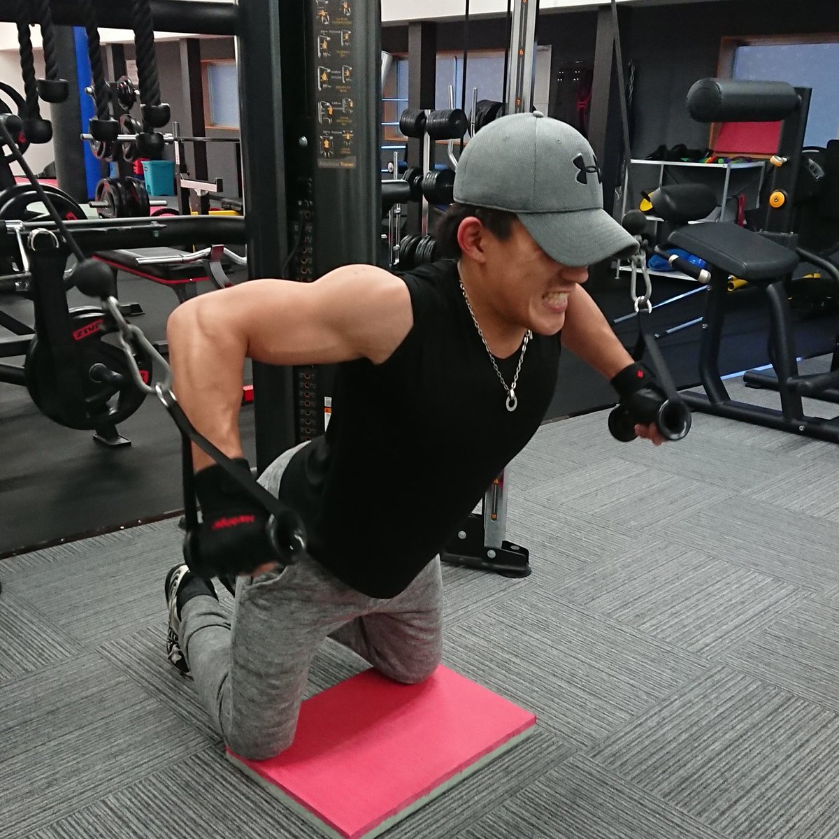 Srorts Gym Liberty リバティー いつも来店して下さる常連のお客様です ケーブルクロスオーバーは膝をついて行うと足で踏ん張れない分 負荷は落ちますがターゲット筋である大胸筋にはダイレクトに効きます ジム Sportsgymliberty 整骨院 接骨院
