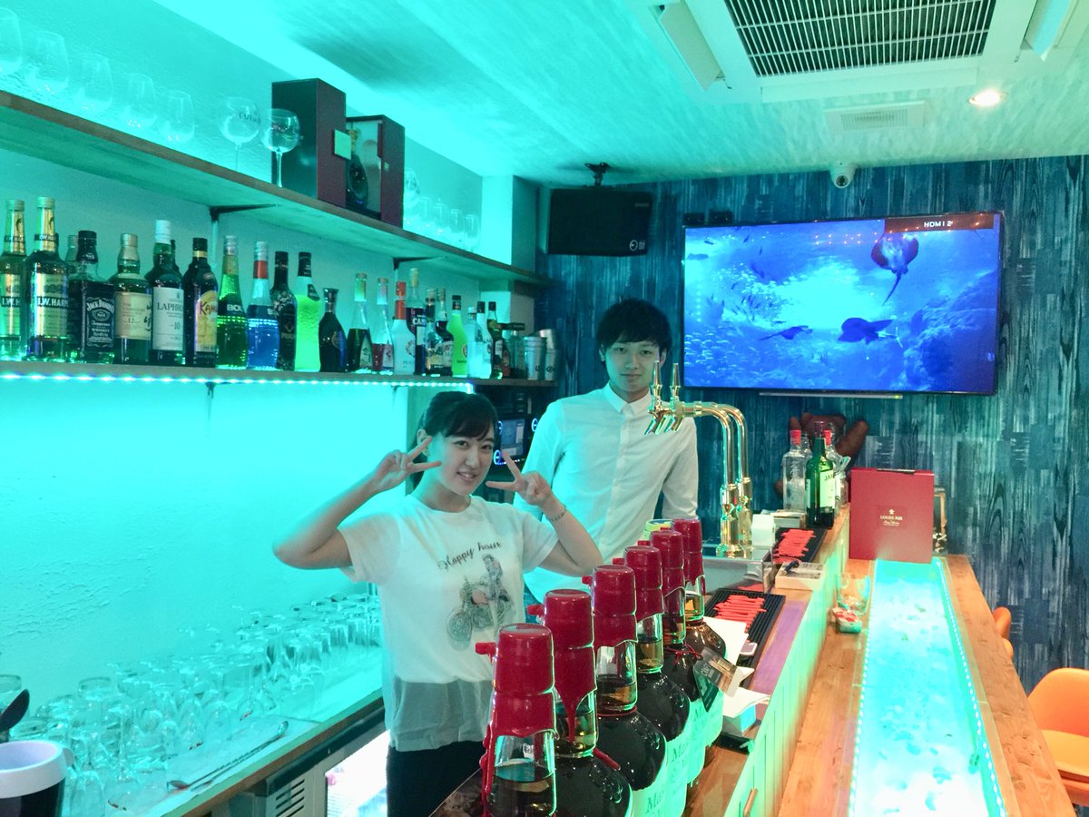 syantin's tweet photo. グランドオープンに向けて
バイトの子を増やしました♪
皆20代前半の夢を持った若者ばかりで
爽やかすぎるぜっSeptemBar笑

グランドオープンまで後3日。 https://t.co/1vlTCUNv40