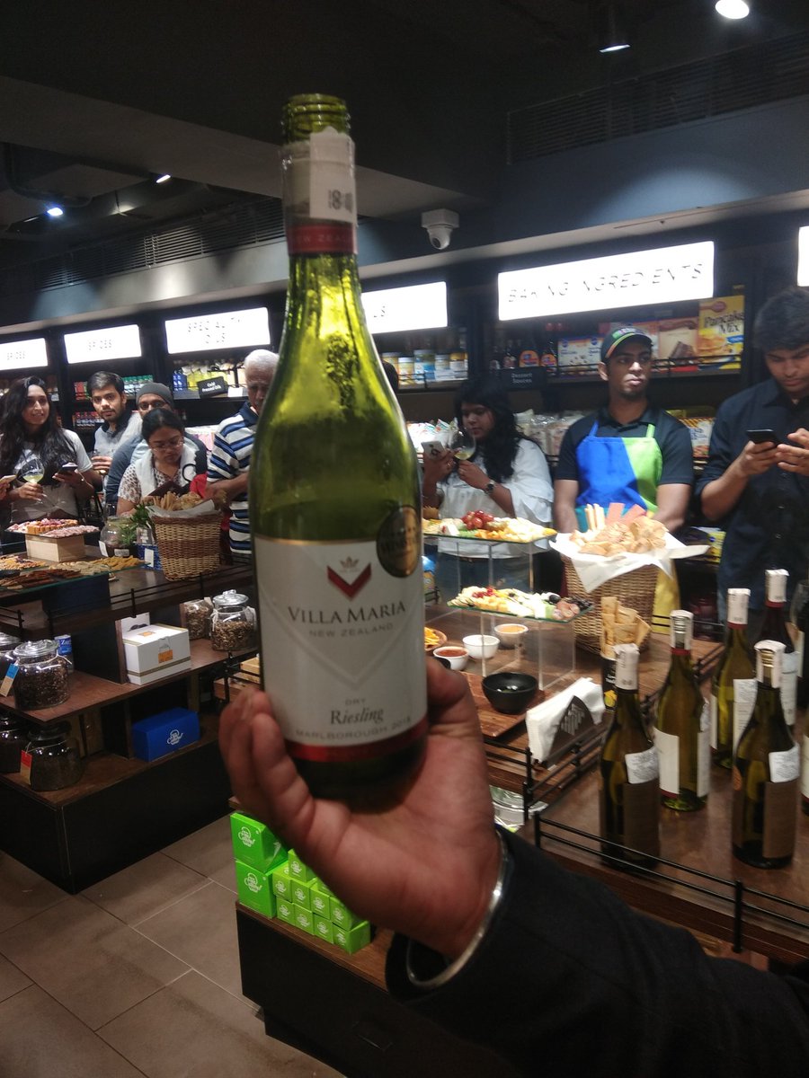 chetan_s5's tweet photo. Special Wine for Special Occasion😊

#VillaMaria 

#lacavefornaturesbasket

 @lacaveindia

#RoyalWedding https://t.co/aIZGlRBzkR